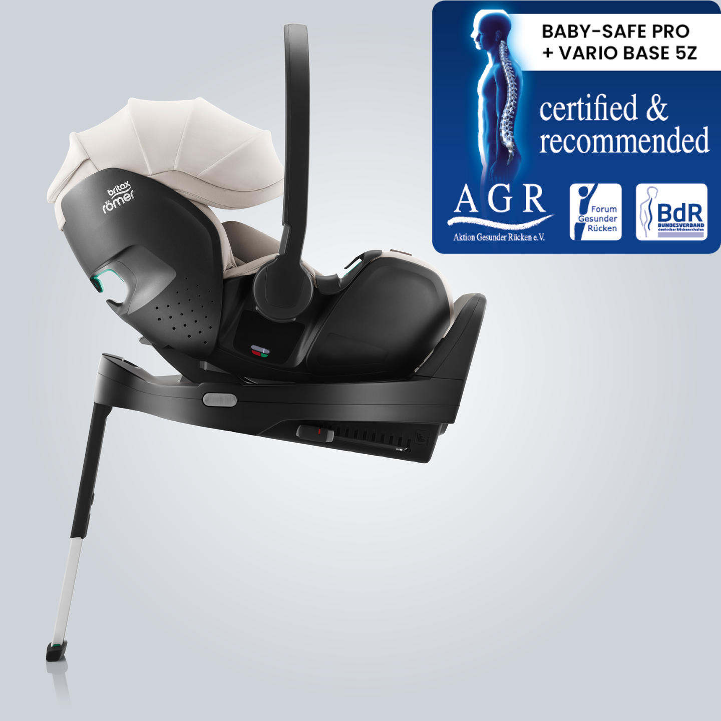 BABY-SAFE PRO csecsemőhordoz&oacute; Soft Taupe sz&iacute;nben, ISOFIX talpra szerelve kit&aacute;maszt&oacute; l&aacute;bbal, oldaln&eacute;zetben bemutatva az Aktion Gesunder R&uuml;cken e.V. &bdquo;Tested & Recommended&rdquo; jelv&eacute;ny&eacute;vel.