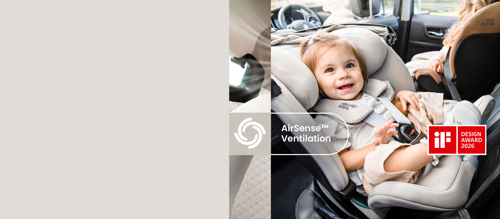 Kisgyermek biztons&aacute;gosan r&ouml;gz&iacute;tve a Britax R&ouml;mer SWIVEL-GROW MAX AIR aut&oacute;s&uuml;l&eacute;sben egy j&aacute;rműben, AirSense&trade; szellőz&eacute;si r&eacute;szletekkel &eacute;s iF Design Award 2026 jelv&eacute;nnyel.