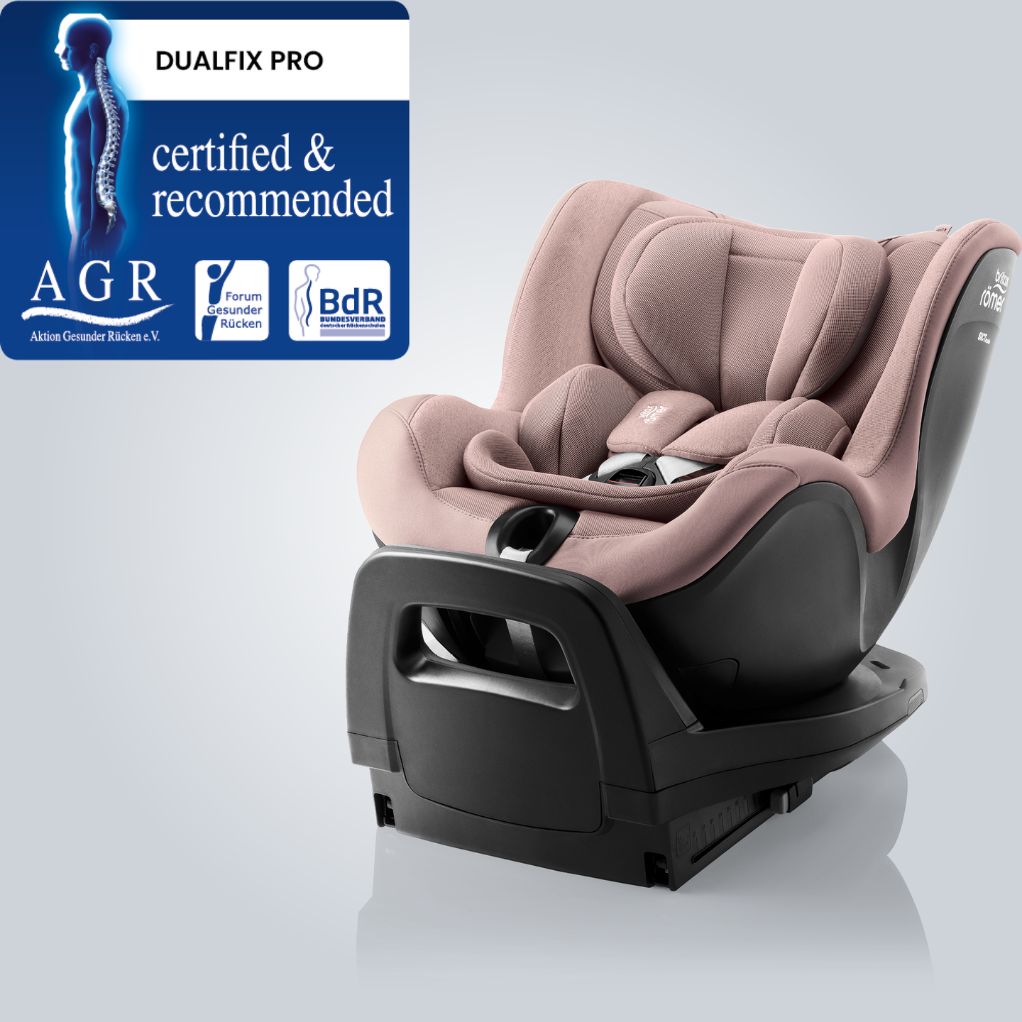 DUALFIX PRO Dusty Rose sz&iacute;nben, 360&deg;-ban forgathat&oacute; baba aut&oacute;s&uuml;l&eacute;s m&eacute;ly oldals&oacute; sz&aacute;rnyakkal &eacute;s integr&aacute;lt talppal, enyh&eacute;n el&ouml;ln&eacute;zetből bemutatva az Aktion Gesunder R&uuml;cken e.V. &bdquo;Tested & Recommended&rdquo; jelv&eacute;ny&eacute;vel.