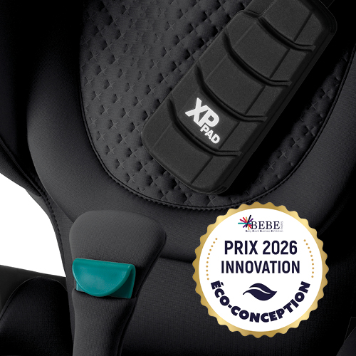 K&ouml;zeli k&eacute;p a Britax R&ouml;mer KIDFIX PRO magas h&aacute;tt&aacute;ml&aacute;s gyerek&uuml;l&eacute;sekből, kiemelve az Eco-Design Innovation 2026 Award log&oacute;t &eacute;s a LUX collection jellegzetes 3D csillag dombornyom&aacute;s&aacute;t.